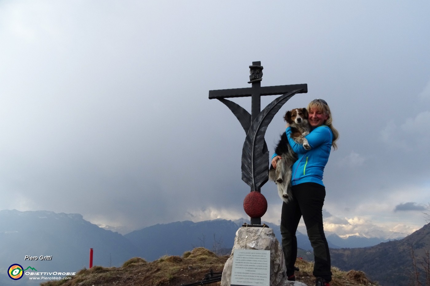 70 Un abbraccio per la conquista della cima del Pizzo Rabbioso.JPG